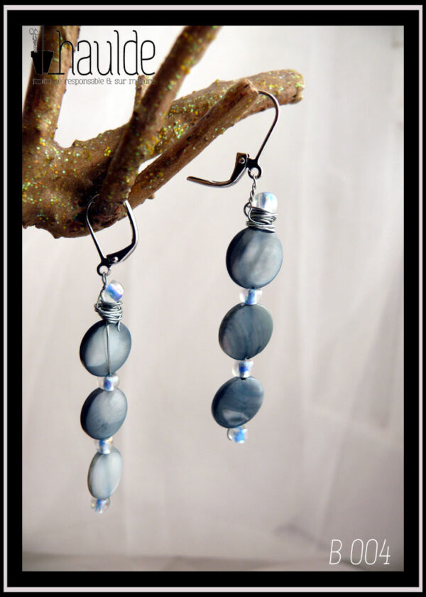 boucles d'oreilles réalisées avec des perles plates en nacre bleuté et des perles de rocaille. Fil et dormeuses en acier