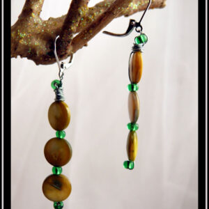 boucles d'oreilles réalisées avec des perles plates en nacre vert jaune, perles de rocaille, dormeuses et fil d'acier