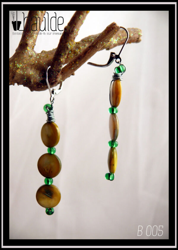 boucles d'oreilles réalisées avec des perles plates en nacre vert jaune, perles de rocaille, dormeuses et fil d'acier