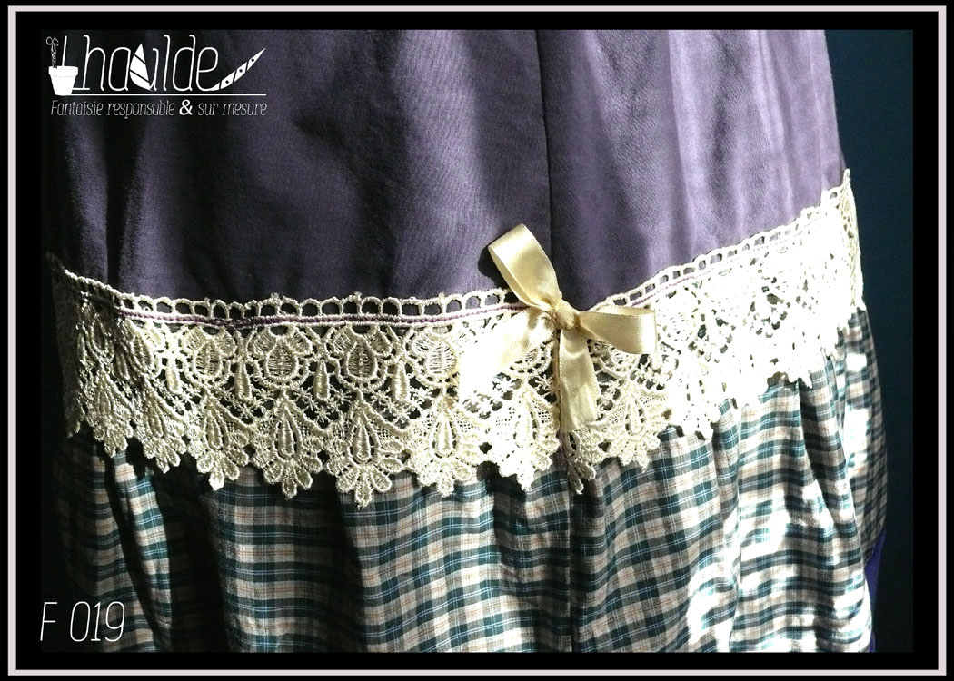 vue de détail du noeud de satin sur la dentelle dans le dos (purement décoratif)