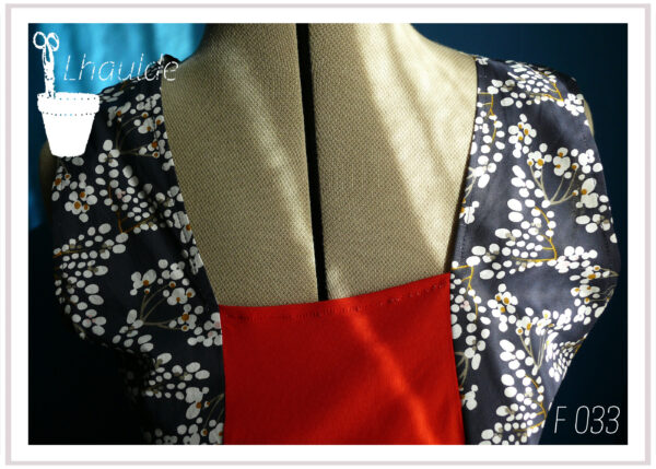 Robe sans manche en cretonne bleu marine imprimé fleurs blanches avec le centre de la poitrine en jersey rouge Détail du buste