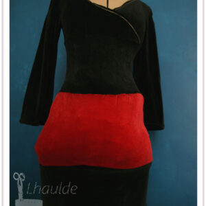 Robe en velours noir et rouge, cœur croisé manches longues Vue de face sur un mannequin couture