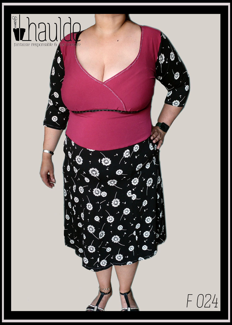 robe coeur croisée manches mi longues en jersey, manches et jupe noir imprimé pissenlits en graines blancs, centre jersey rose foncé Vue portée de face