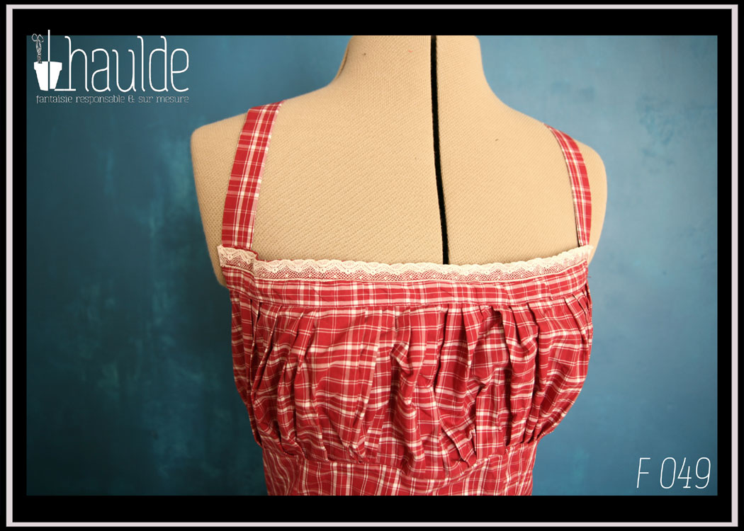 Robe d'été à bretelles croisées dans le dos en batiste légère en écossais rouge bordeaux et blanc avec un ruban de dentelle blanche au niveau du décolleté Vue de détail du buste