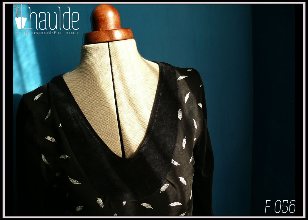 Robe courte à manches longues en jersey noir, jersey noir imprimé plumes blanches et velours noir