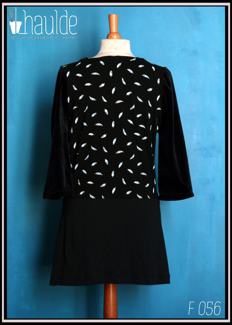 Robe courte à manches longues en jersey noir, jersey noir imprimé plumes blanches au centre en haut devant et dans le dos et velours noir autour de l'encolure en V plongeant Vue de dos sur un mannequin couture