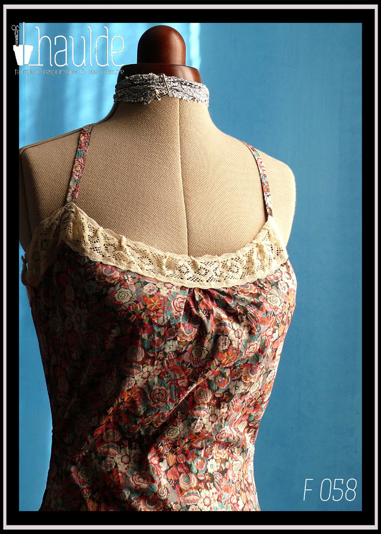 Robe d'été à bretelles croisées dans le dos en liberty ultra léger imprimé fleurs et ruban de dentelle sur tout le tour du haut de la robe. Vue de détail du buste