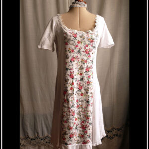 Robe à manches courtes en maille pointelle blanche, centre en jersey imprimé motif fleurs roses et paons Vue de face sur un mannequin de couture