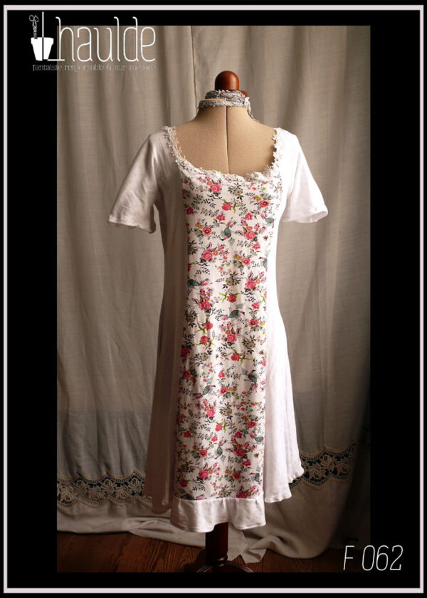 Robe à manches courtes en maille pointelle blanche, centre en jersey imprimé motif fleurs roses et paons Vue de face sur un mannequin de couture