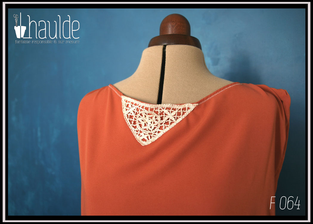 Tunique en crêpe terracotta garnie au niveau de l'encolure d'un triangle de dentelle vintage sur le devant. Ceinture assortie en crêpe recouverte de dentelle rose très pâle Vue de détail de l'encolure