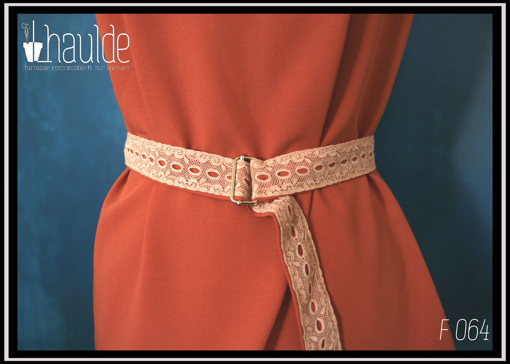 Tunique en crêpe terracotta garnie au niveau de l'encolure d'un triangle de dentelle vintage sur le devant. Ceinture assortie en crêpe recouverte de dentelle rose très pâle Vue de détail de la ceinture