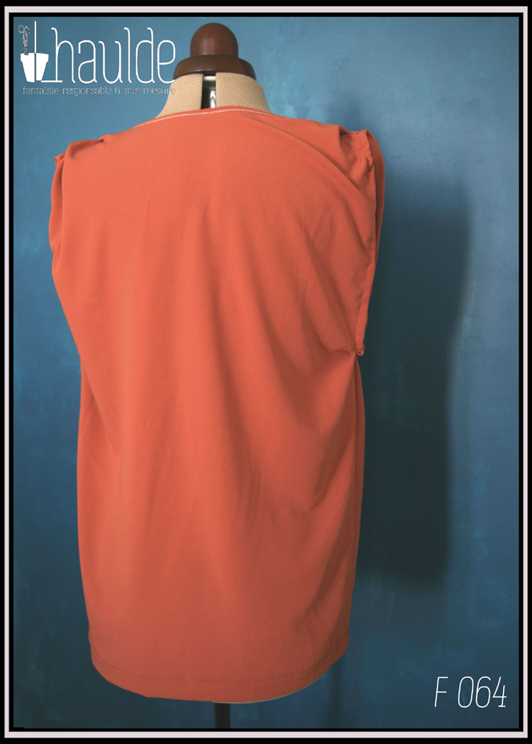 Tunique en crêpe terracotta garnie au niveau de l'encolure d'un triangle de dentelle vintage sur le devant. Ceinture assortie en crêpe recouverte de dentelle rose très pâle Vue de dos sans la ceinture