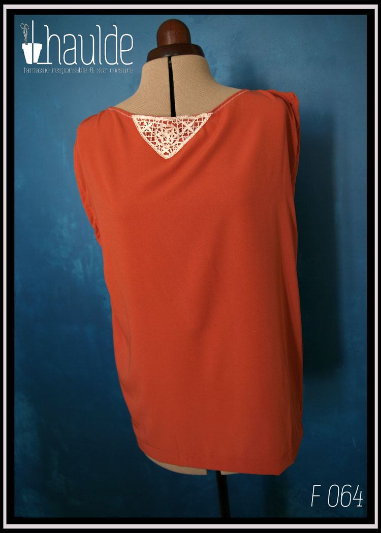 Tunique en crêpe terracotta garnie au niveau de l'encolure d'un triangle de dentelle vintage sur le devant. Ceinture assortie en crêpe recouverte de dentelle rose très pâle Vue de face sur un mannequin couture sans la ceinture