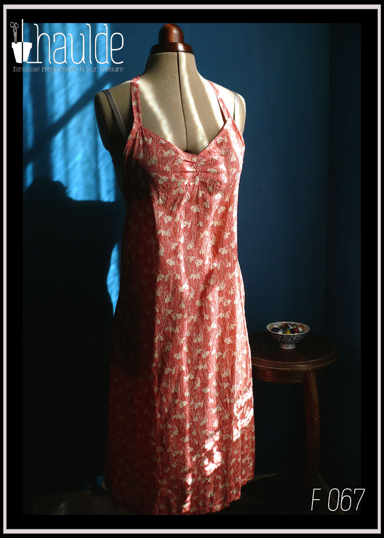 Robe dos nu attachée au cou en liberty rose imprimé fleurs blanches Vue de face en pied au soleil sur un mannequin de couture