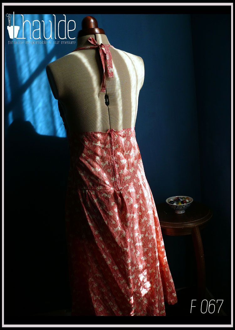 Robe dos nu attachée au cou en liberty rose imprimé fleurs blanches Vue de dos au soleil