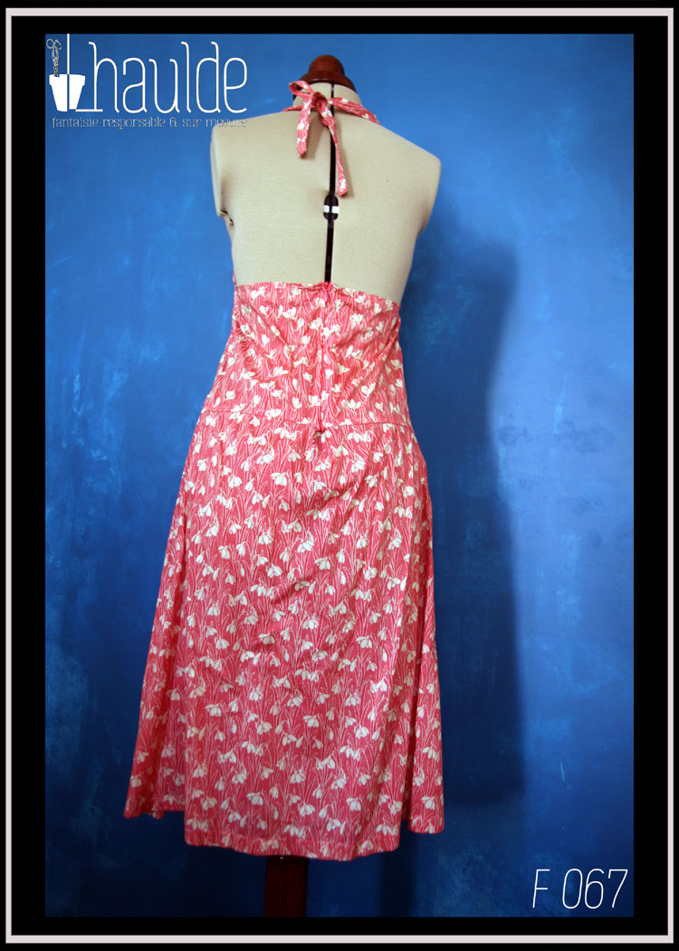 Robe dos nu attachée au cou en liberty rose imprimé fleurs blanches Vue de dos en pied