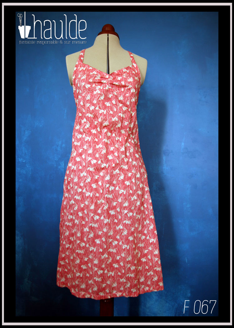 Robe dos nu attachée au cou en liberty rose imprimé fleurs blanches Vue de face en pied