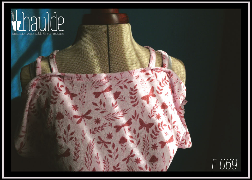 Tunique de bain manches courtes ouvertes sur les épaules (double bretelles) en éponge de coton oeko tex rose imprimé libellules, papillons et motifs végétaux rouge bordeaux Vue de face en pied au soleil