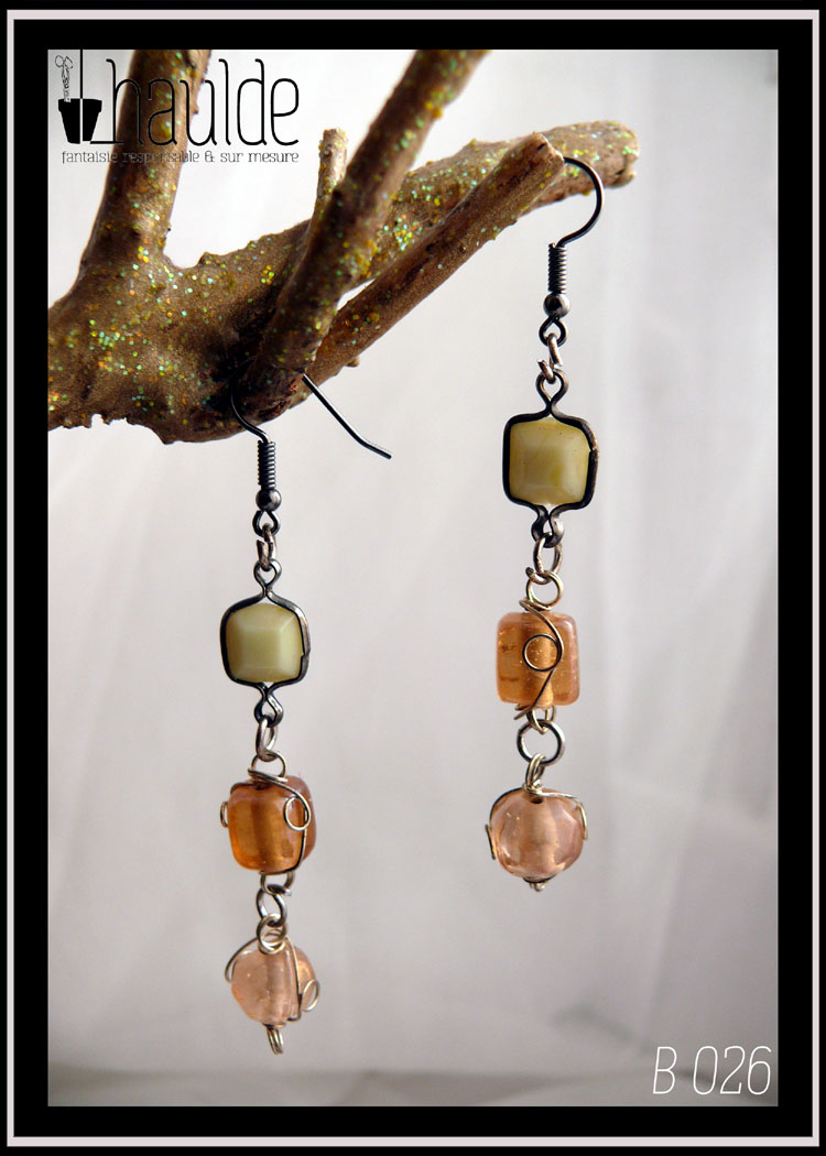boucles d'oreilles perles en verre entourée d'acier rose pâle et orangée et perle en verre cubique biseautée blanc cassé sertie d'acier montée sur crochet acier