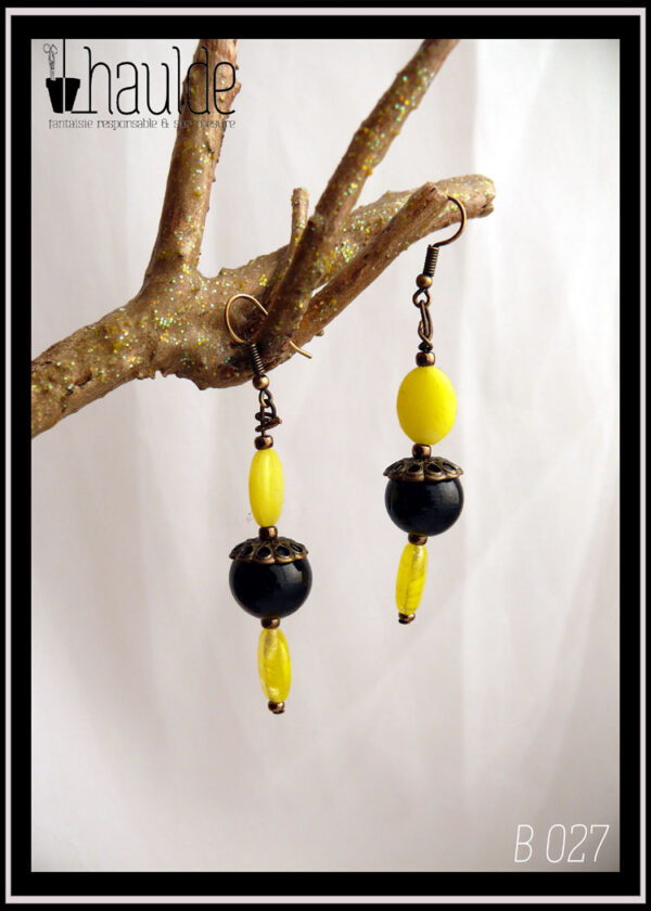Boucles d'oreilles jaune et noir perles en verre montées sur crochets acier couleur bronze
