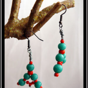 Boucles d'oreilles en perles rondes vertes et rouges assemblées en triangle et montées sur crochet acier