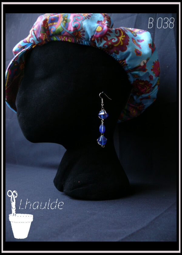 boucles d'oreilles en verre bleu de polyèdres et une perle ovale plate Vue sur un mannequin tete