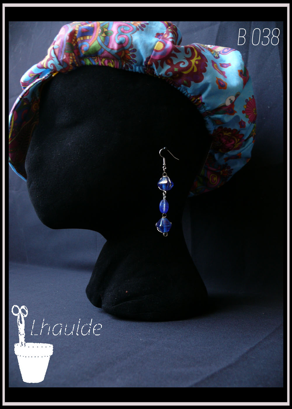 boucles d'oreilles en verre bleu de polyèdres et une perle ovale plate Vue sur un mannequin tete