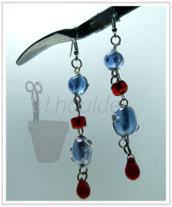boucles d'oreilles perles en verre alternées bleues et rouges entourée de fil d'acier et montées sur crochet acier couleur argent