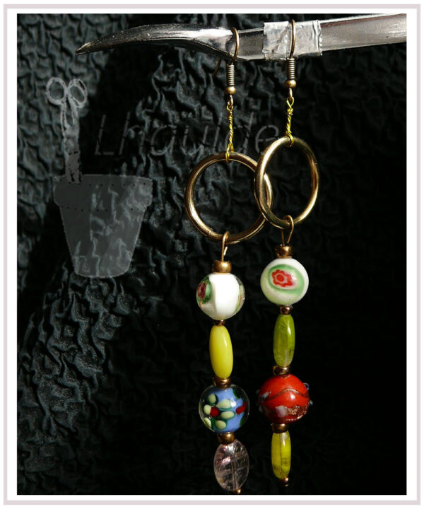 Boucles d'oreilles asymétriques perles en verre ovales et rondes avec inclusion ou peintes, multicolores, anneaux dorés le tout monté sur crochets acier doré