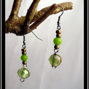 Boucles montées sur crochet, perles en verre alignées à la verticale, deux grosses rocailles dorées, une perle ronde verte, une grosse rocaille dorée, une perle verte transparente entourée de boucles d'acier