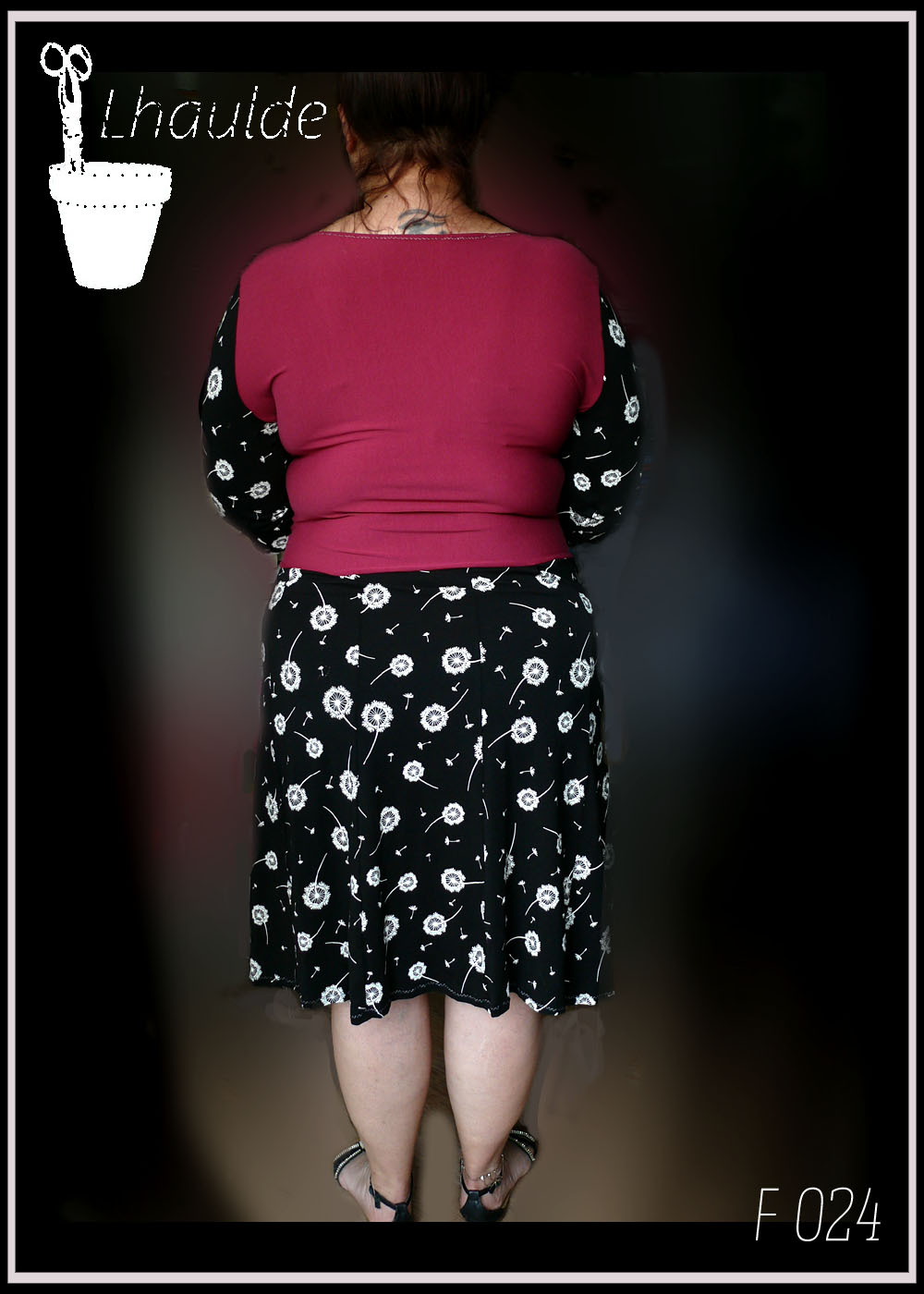 robe coeur croisée manches mi longues en jersey, manches et jupe noir imprimé pissenlits en graines blancs, centre jersey rose foncé Vue portée de dos