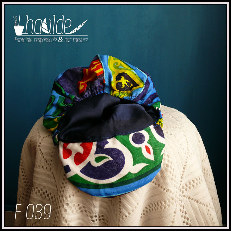 Casquette bouffante en coton imprimé bleu à motifs dits "carrelage égyptien" Doublure synthétique unie bleu marine Vue de l'intérieur