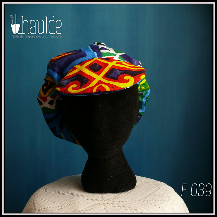 Casquette bouffante en coton imprimé bleu à motifs dits "carrelage égyptien" Doublure synthétique unie bleu marine Vue de face sur une tête de mannequin
