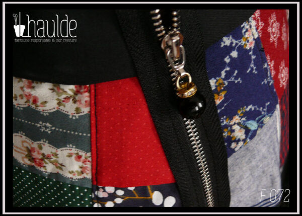 Jupe à pans amples en toile de coton noir couverte de patchwork de tissus variés tant en couleurs qu'en motifs vue de détail du zip