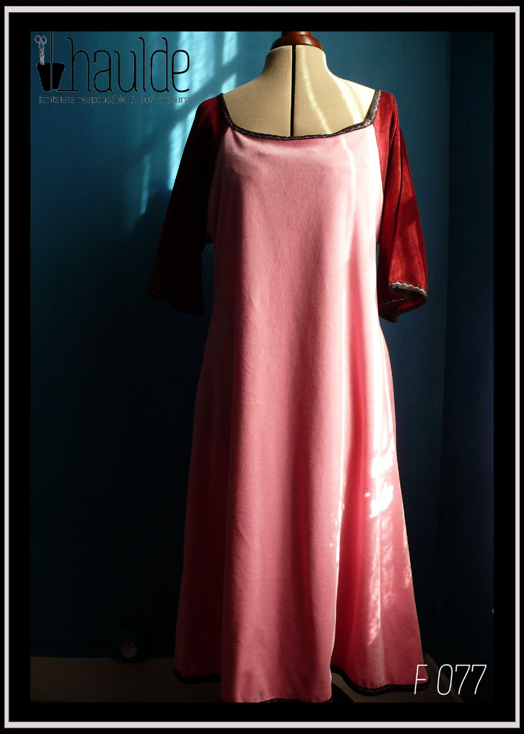 Robe longue à manches raglan mi-longues en velours. Manches en velours rouge bordeaux, reste en velours rose Vue de face en pied sur un mannequin couture