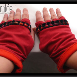 paire de mitaines courtes doigts délimités en jersey rouge cerise doublé jersey rouge foncé avec galon en tricot