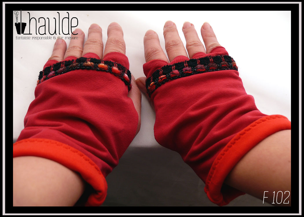 paire de mitaines courtes doigts délimités en jersey rouge cerise doublé jersey rouge foncé avec galon en tricot au niveau des phalanges Vues portées
