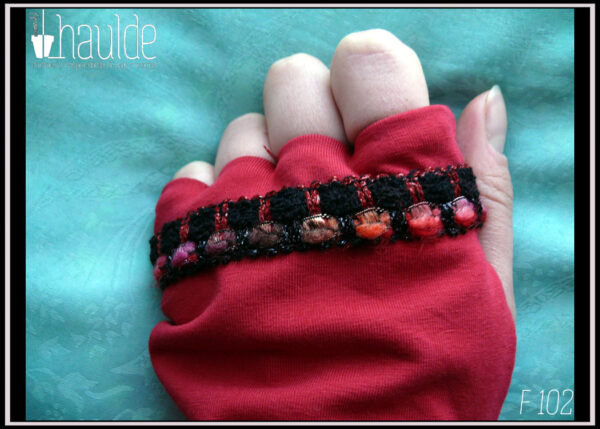 paire de mitaines courtes doigts délimités en jersey rouge cerise doublé jersey rouge foncé avec galon en tricot