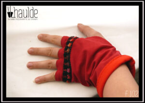 paire de mitaines courtes doigts délimités en jersey rouge cerise doublé jersey rouge foncé avec galon en tricot Vue portée de dessus