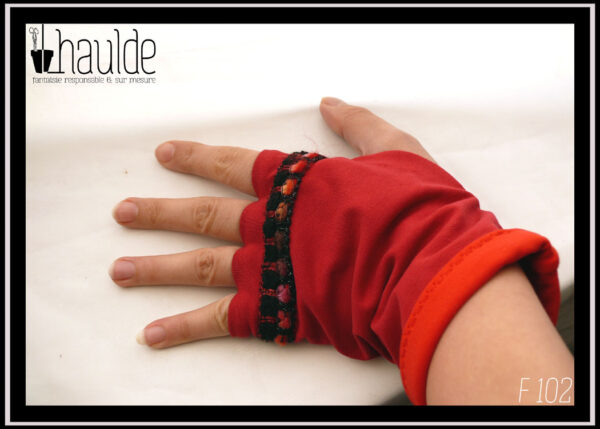 paire de mitaines courtes doigts délimités en jersey rouge cerise doublé jersey rouge foncé avec galon en tricot Vue portée de dessus