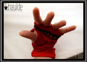 paire de mitaines courtes doigts délimités en jersey rouge cerise doublé jersey rouge foncé avec galon en tricot Vu face aux doigts délimités
