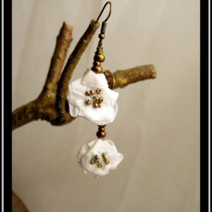boucles d'oreilles fleur fait-main en ruban de polyester et perles de rocailles dorées