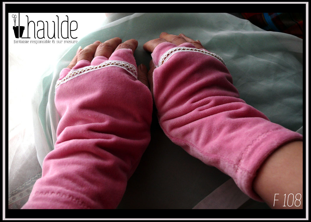 paire de mitaines en velours rose avec un galon de dentelle et une tresse tubulaire en décoration, intérieur en jersey blanc, doigt formés, poignet serré Vues portées de dessus