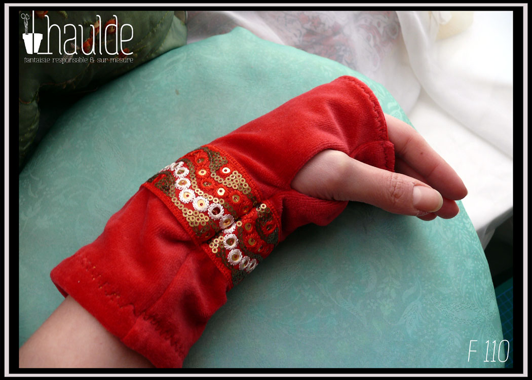 paire de mitaines en velours rouge doublé jersey et garnies d'un galon brodé de sequins Vue de profil