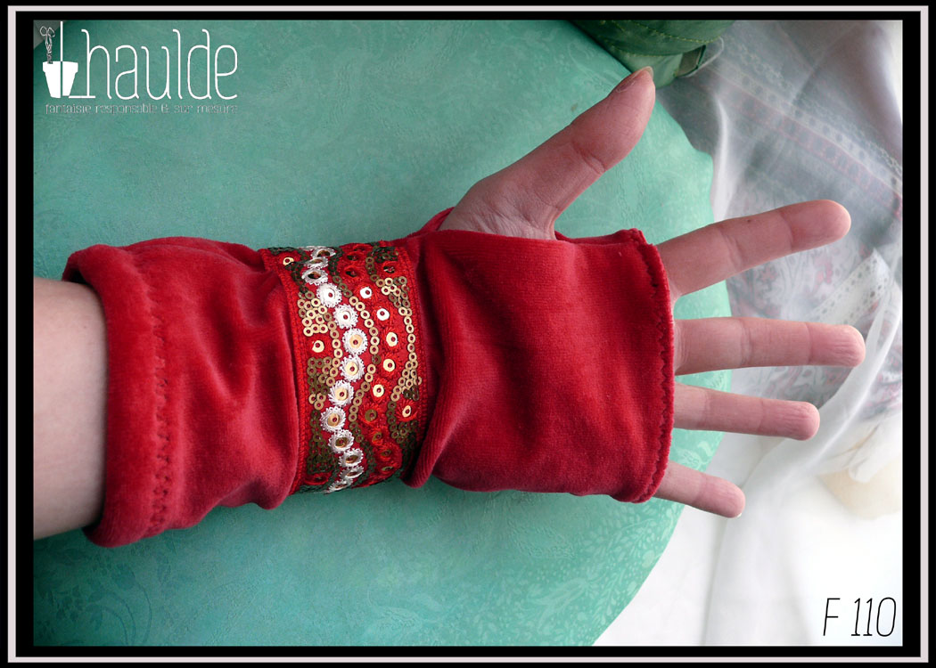 paire de mitaines en velours rouge doublé jersey et garnies d'un galon brodé de sequins Vue de la paume