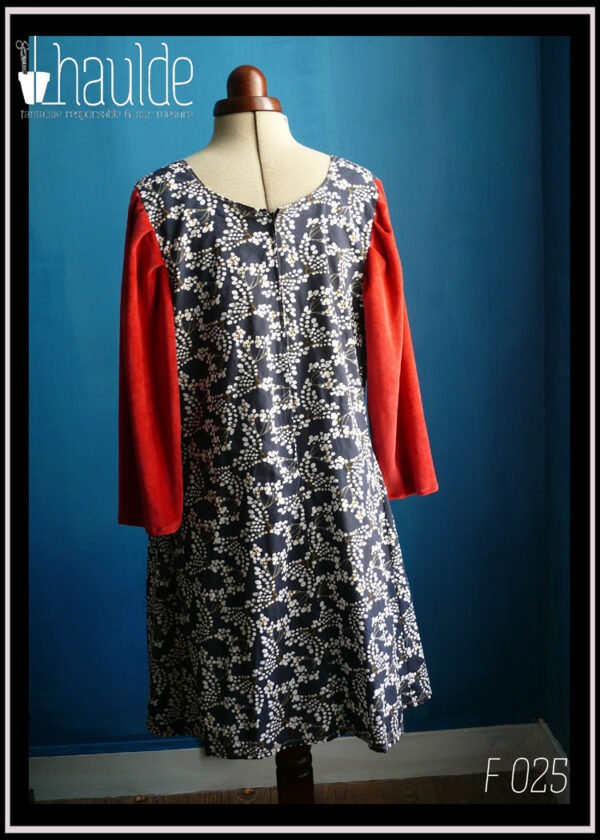 Robe ample en cretonne bleu marine imprimé motifs végétaux blanc, manches et centre du devant de la robe en velours rouge Vue de dos sur un mannequin couture
