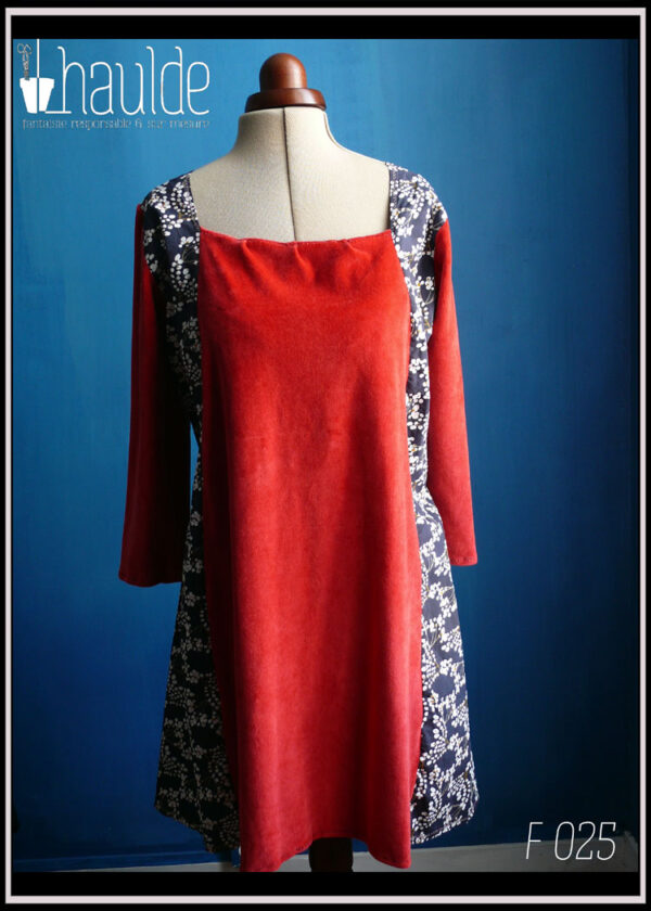 Robe ample en cretonne bleu marine imprimé motifs végétaux blanc, manches et centre du devant de la robe en velours rouge Vue de face sur un mannequin couture
