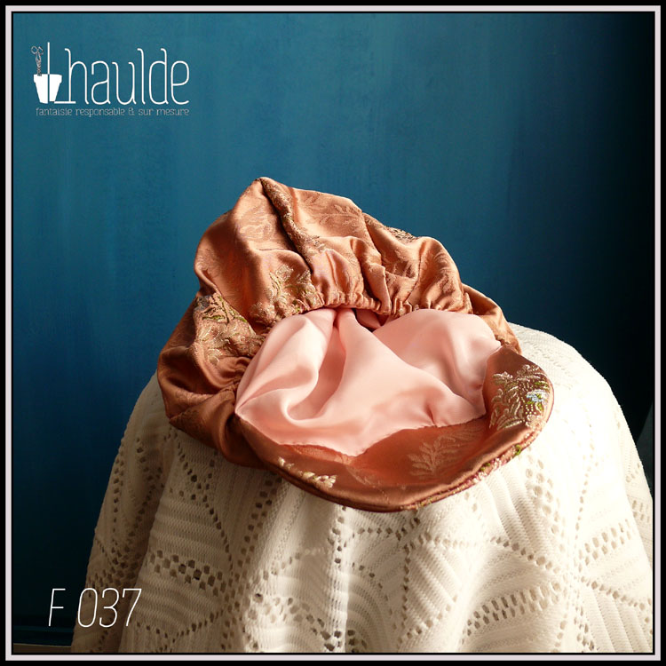 Casquette à large bord en satin rose brodé de motifs végétaux Doublure en satinette synthétique rose pâle Vue de la doublure