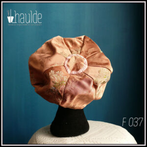 Casquette à large bord en satin rose brodé de motifs végétaux Doublure en satinette synthétique rose pâle Vue de dos sur une tête de mannequin