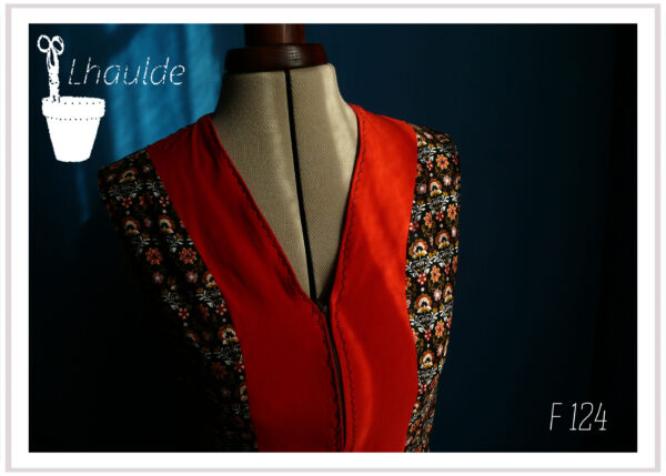 Robe sans manche en velours milleraies noir et imprimé et jersey rouge Vue de détail du buste sur mannequin couture